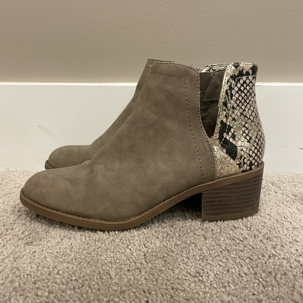 Girls STEVE MADDEN BOOTS! SIZE 4M